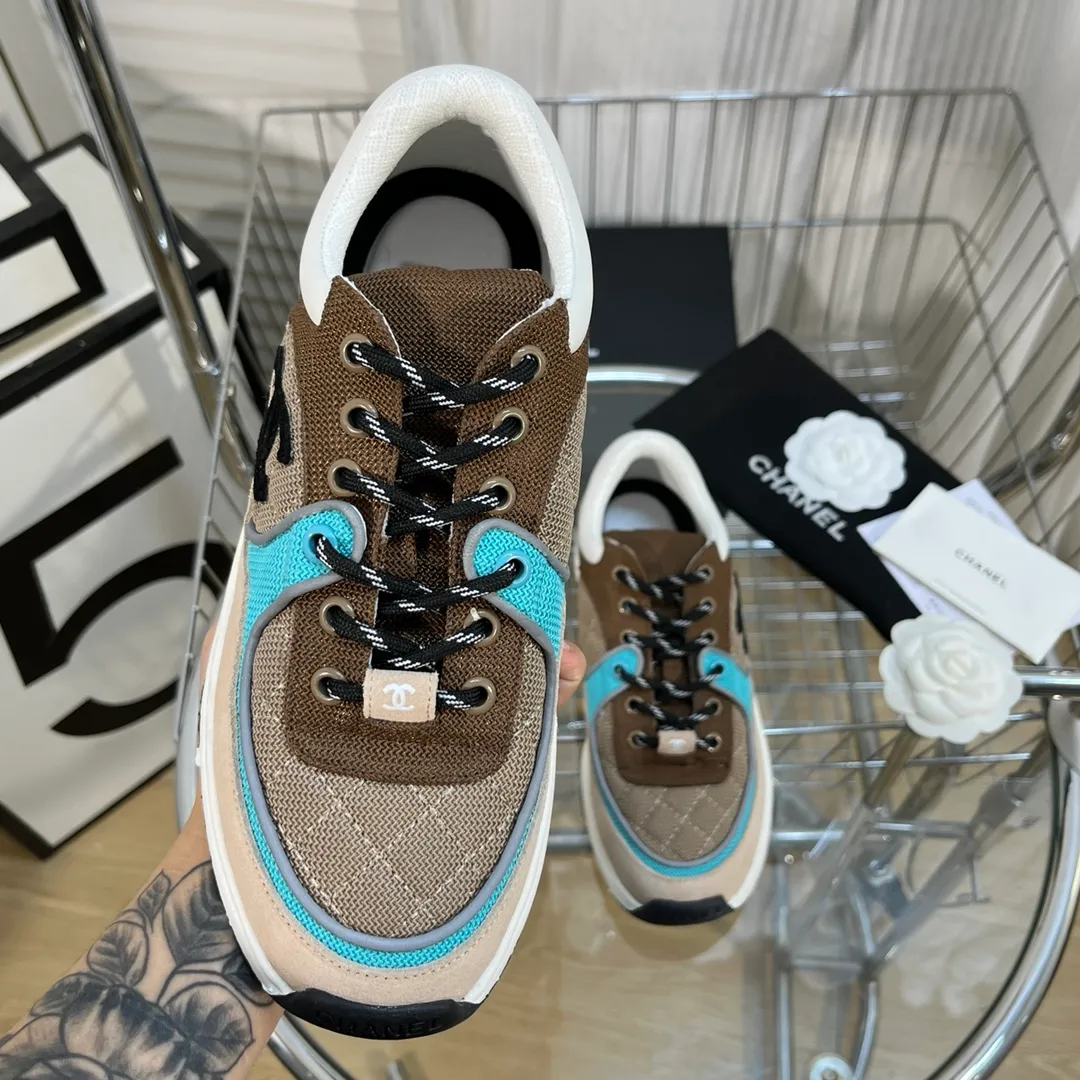 👟👟Ex-factory price 560👟👟 Chanel Chanel - 2022 counter top casual sports shoes This classic design; the upper is electro-embroidered with a variety of techniques; the outsole is fashionable and sporty; it is unusual to incorporate a variety of color matching elements... The diversified mix and match is very good-looking and versatile, casual, fashionable, sports and outdoor can be taken into account... ꫛꫀꪝ Go➫ Material: ❶Upper is made of: Original imported high mercerized smooth cow suede + electric embroidery technology + imported breathable mesh ❷Inner use: original imported breathable mesh ❸Outsole based on: original TPU combination outsole Counter boutique packaging complete set for women 35–42 men 38–46